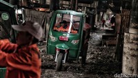 Mereka juga menggunakan gerobak motor untuk mengangkut sampah tersebut.