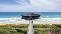 Pole House di Australia, berada 40 meter di atas Pantai Fairhaven dengan interior hotel yang menawan dan pemandangan ke arah laut yang menyejukan mata. Harga menginap di sini adalah 594 Dolar ( Rp 8,3 juta) per malamnya. (CNN Travel)