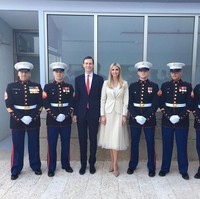 Ivanka tampil chic dan elegan dengan blazer yang dipadukan bersama gaun tulle Raph Lauren warna off-white. Penampilannya ditaksir bernilai total Rp 51,4 juta. Foto: Instagram/@ivankatrump