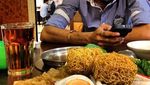 Ini Aksi Bront Palarae, si Bapak Pengabdi Setan Saat Ngopi dan Makan Sate