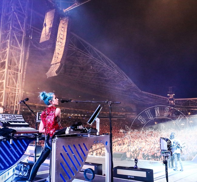 Wanita berambut biru ini menggantikan keyboardist kedua Guns N Roses yakni Chris Pitman. Punya banyak kemampuan bermusik, ia pun didaulat untuk memainkan synthesizer, sub-bass, backing vokal hingga programming semua suara elektronik ketika tampil live. Foto: Instagram Melissa Reese