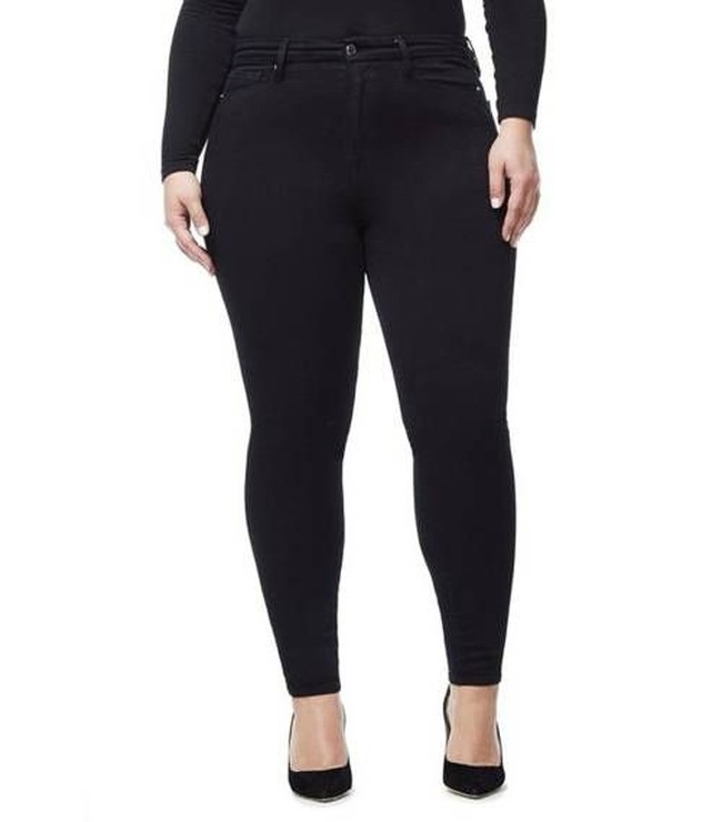 Scorpio kadang punya gaya fashion tersendiri. Kamu mungkin suka memadupadankan busana sehingga tampak unik. Agar tampilan tidak terlalu crowded, kamu bisa mengandalkan celana jeans warna hitam. Foto: Good American