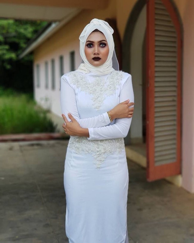 Hijab pocong jadi viral beberapa waktu lalu di Indonesia dan Malaysia. Hijab dengan gaya diikat di atas kepala bak kepala pocong itu merupakan karya desainer asal Malaysia Azzim Aziz. Foto: Instagram/Azzim_aziz