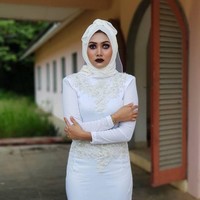 Hijab pocong jadi viral beberapa waktu lalu di Indonesia dan Malaysia. Hijab dengan gaya diikat di atas kepala bak kepala pocong itu merupakan karya desainer asal Malaysia Azzim Aziz. Foto: Instagram/Azzim_aziz