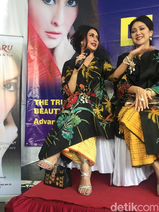 Diana Pungky ditemui saat pembukaan cabang baru Andaru di Cilegon, Banten, Senin (14/5/2018). Perempuan 44 tahun itu muncul dalam balutan blouse hitam berpotongan kebaya dengan kain tenun Baduy sebagai bawahan. Foto: Daniel Ngantung/Wolipop