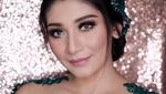 Foto Baby Margaretha dengan Gaun Hijau yang Bikin Salah Fokus