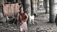 Kolong jembatan akhirnya menjadi satu-satunya tanah tempat mereka membuat rumah tinggal sementara dan hidup juga tinggal disana hingga beranak-cucu.