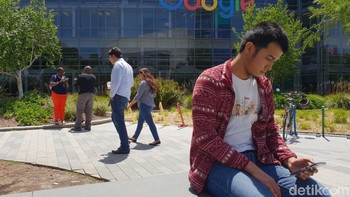 Begini penampilannya saat dijumpai detikINET, memakai kaos putih dipadu jaket dan celana jeans. Memang karyawan Google bebas memakai apa saja di tempat kerja, tidak ada aturan baku. Kaos putihnya itu ia dapat dari rombongan Kementerian Komunikasi dan Informatika ketika beberapa waktu lalu berkunjung ke Google. Foto: Fino Yurio Kristo/detikcom