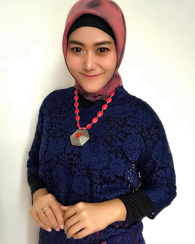 Ini penampilan Shandyca saat mengenakan hijab polos bernuansa pink. Foto: Instagram @sandhycaputrie