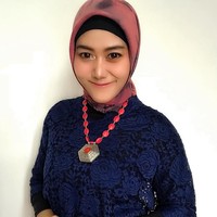 Ini penampilan Shandyca saat mengenakan hijab polos bernuansa pink. Foto: Instagram @sandhycaputrie