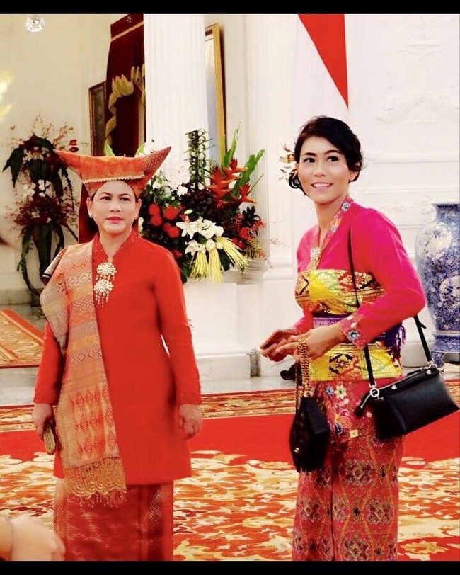 Sosoknya itu pun mencuri atensi dan jadi sorotan setelah foto dirinya saat tengah melakukan tugas mengawal Iriana Jokowi tersebar di internet. Foto: Instagram @sandhycaputrie