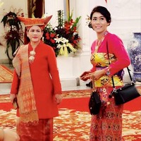 Sosoknya itu pun mencuri atensi dan jadi sorotan setelah foto dirinya saat tengah melakukan tugas mengawal Iriana Jokowi tersebar di internet. Foto: Instagram @sandhycaputrie