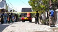Rumah pelaku pengebom Polrestabes Surabaya itu digeledah Densus 88 Anti Teror.