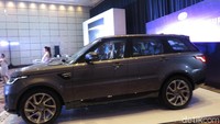 Range Rover terbaru dihadirkan ke Indonesia dalam dua varian yakni Range Rover 3.0 SWB dengan banderol Rp 3,699 miliar, dan Range Rover 3.0 LWB dibanderol Rp 4,199 miliar. Sedangkan Range Rover Sport terbaru hadir hanya satu varian 3.0 dengan harga Rp 2,999 miliar, semuanya harga off the road.  Foto: Khairul Imam Ghozali