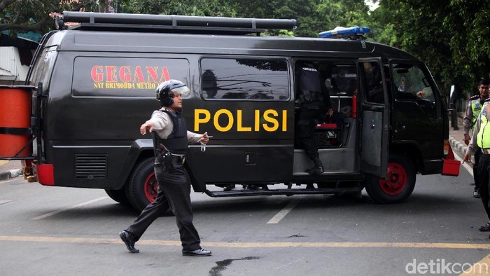 Benda mencurigakan yang ditemukan di dekat Stasiun Palmerah, tepatnya depan Apartemen Permata Senayan, dipastikan bukan bahan peledak, Selasa (15/5/2018). Saat ini benda mencurigakan itu telah diamankan tim Gegana.
