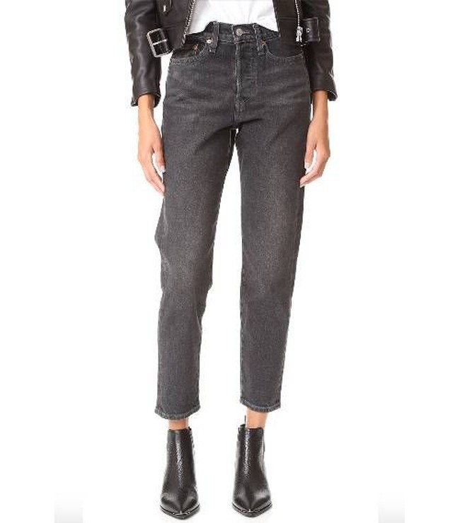 Cancer juga gaya busana yang sleek dan sophisticated. Jeans warna hitam seperti ini pun patut melengkapi penampilan santai kamu. Foto: Levis