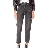 Cancer juga gaya busana yang sleek dan sophisticated. Jeans warna hitam seperti ini pun patut melengkapi penampilan santai kamu. Foto: Levis