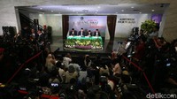 Sidang dimulai sekitar pukul 18.15 WIB seusai salat magrib. Sidang dihadiri Ketua Komisi VIII DPR Ali Taher, imam besar Istiqlal Nasaruddin Umar, perwakilan dari Majelis Ulama Indonesia (MUI), PBNU, PP Muhammadiyah, ormas-ormas Islam, Lembaga Penerbangan dan Antariksa Nasional (Lapan), dan lain-lain.