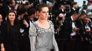 Aksi Tak Terduga Kristen Stewart Copot Sepatu di Red Carpet Cannes