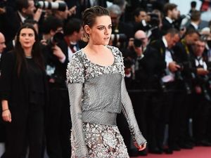 Aksi Tak Terduga Kristen Stewart Copot Sepatu di Red Carpet Cannes