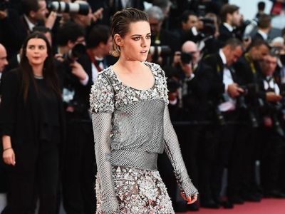 Aksi Tak Terduga Kristen Stewart Copot Sepatu di Red Carpet Cannes
