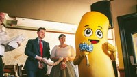 Dengan dihadirkannya Mr. Macaroni berwarna kuning, keduanya ditemani ke Altar oleh maskot McIntosh dari Starthmore. Foto: Christina Riley / SWNS