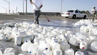 Galon-galon susu yang rencananya dikirim ke Costco ini tumpah di tengah jalan. Susu-susu pun memenuhi jalanan di sebuah wilayah di Florida kala itu. Foto: Istimewa