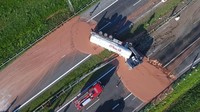 Sebuah truk pembawa cokelat susu terguling di Polandia pada Mei 2017. Akibatnya tumpahan cokelat susu mengotori dua sisi jalan tol. Ban-ban dari mobil yang lewatpun jadi ikut terkena cokelat. Foto: Istimewa