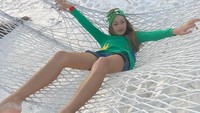 Di sela-sela pemotretan, Kristina pun kerap menikmati pantai Finolhu di Maldives dengan caranya sendiri. (kristinapimenova2005/Instagram)