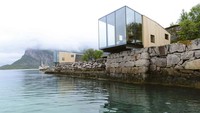 Manhausen merupakan penginapan berbentuk kabin yang menjorok ke Selart Grotoya di Stelgen, Norwegia. Memiliki dinding kaca yang langsung berhadapan ke laut, menghadirkan suasana tenang dan nyaman di dalam kamar. (CNN Travel)