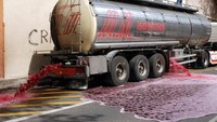 Duh, truk berisi 30.000 botol wine Spanyol ini bocor dan mengakibatkan wine tumpah ruah di jalanan. Hal ini terjadi di Prancis pada tahun 2005 lalu. Foto: Istimewa