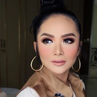 Penyanyi Krisdayanti juga termasuk pasien suntik filler dr. Chen yang memiliki klinik di kawasan Kembangan, Jakarta Barat. KD suntik filler pada area garis senyum atau smiling line. Foto: Instagram