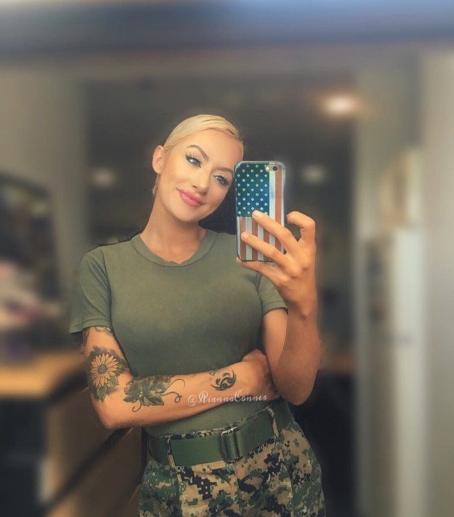 Inilah potret Rianna saat menggunakan seragam militernya. Tetap cantik dan seksi, ya! Tak heran jika ia sampai dijuluki tentara Barbie. Foto: Instagram