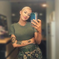 Inilah potret Rianna saat menggunakan seragam militernya. Tetap cantik dan seksi, ya! Tak heran jika ia sampai dijuluki tentara Barbie. Foto: Instagram