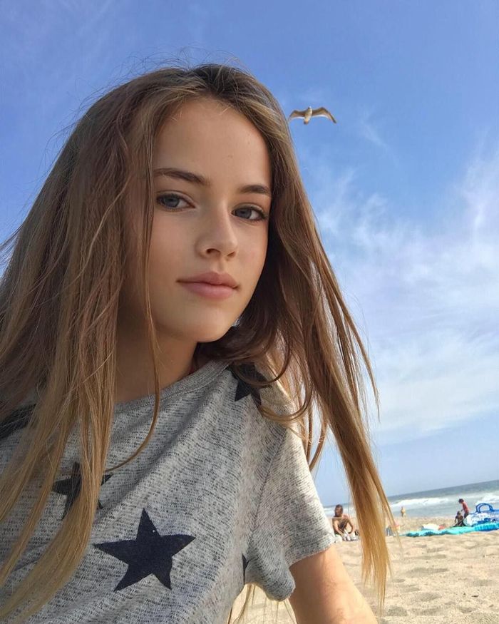Foto Si Gadis Cilik Tercantik  Dunia Itu Suka ke Pantai 
