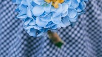 Bouquet ini memang terbuat dari bunga berwarna biru keunguan. Namun dibagian atasnya diberi hiasan mirip mac and cheese berwarna kuning.  Foto: Christina Riley / SWNS