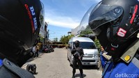 Proses pengamanan terbagi menjadi tiga ring dengan diberi tanda police line. Petugas Brimob terlihat berjaga menggunakan senjata lengkap. Setelah beberapa kali keluar masuk di rumah Kontrakan, personel Densus 88 membawa beberapa kardus warna coklat keluar rumah.