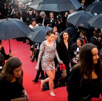 Sebelumnya diberitakan kalau seseorang mendengar seorang wanita dilarang masuk oleh petugas keamanan karena sepatu yang dipakainya. Namun belakangan diketahui, wanita tersebut akhirnya diperbolehkan masuk oleh petugas lainnya. Foto: Getty Images