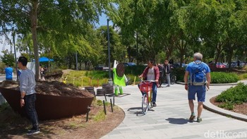 Berkat ketekunannya belajar keras, Hamdanil berhasil diterima di Google. Bersama karyawan lainnya di seluruh dunia, ia menjadi penghuni kantor pusat Google yang sangat luas dan dipenuhi fasilitas lengkap termasu taman-taman yang asri. Foto: Fino Yurio Kristo/detikcom