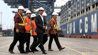 Jokowi mengecek kapal raksasa yang digunakan untuk mengekspor produk manufaktur.