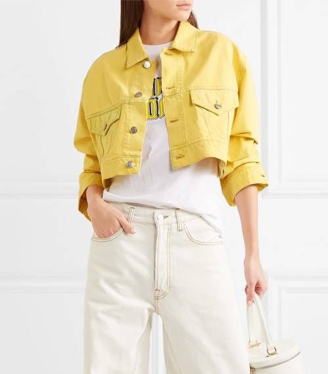 Leo yang selalu berenergi tampaknya tidak cocok pakai celana jeans yang biasa-biasa saja. Agar penampilan lebih cerah ceria, kamu bisa memilih jaket atau celana jeans warna terang seperti kuning. Foto: Ganni