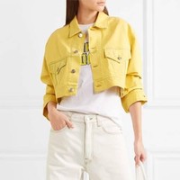 Leo yang selalu berenergi tampaknya tidak cocok pakai celana jeans yang biasa-biasa saja. Agar penampilan lebih cerah ceria, kamu bisa memilih jaket atau celana jeans warna terang seperti kuning. Foto: Ganni