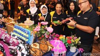 Menteri BUMN Rini Soemarno (kiri) didampingi Direktur Utama Bank Mandiri Kartika Wirjoatmodjo (kanan) berbincang dengan Pekerja Migran Indonesia yang mengikuti program Mandiri Sahabatku di Hong Kong. Dok.Bank Mandiri.