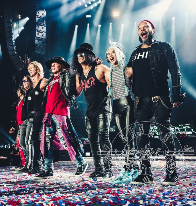Bersama dengan Axl Rose, Slash, Duff McKagan, Dizzy Reed, Frank Ferrer, dan Richard Fortus, Melissa menjadi wanita pertama yang diperkenalkan sebagai member tetap Guns N Roses sejak dibentuk pada 1985. Foto: Instagram Melissa Reese