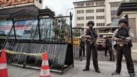 Polisi bersenjata api laras panjang berjaga di gebang masuk Mapolres Metro Jakarta Utara.