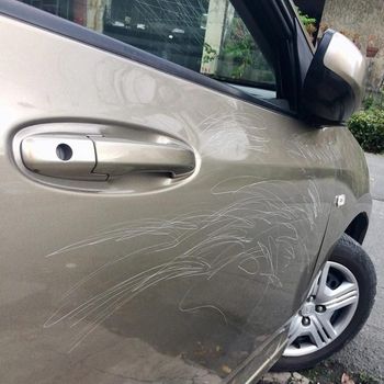 Wanita gores mobil kekasih yang ketahuan selingkuh.