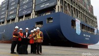 Jokowi didampingi oleh Menteri Perindustrian Airlangga Hartarto, Menteri Perdagangan Enggartiasto Lukita, Menteri BUMN Rini Soemarno, Menteri Perhubungan Budi Karya Sumadi, Direktur Utama IPC Elvyn G Masassya, dan Chief Executive Officer CMA CGM Farid Belbouab melepas ekspor produk manufaktur ke Los Angeles, Amerika Serikat (AS) secara direct call atau langsung.