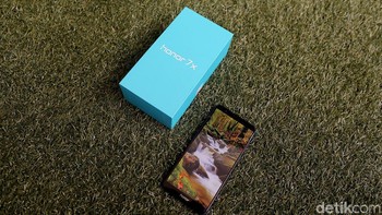 Di dalamnya tentu ada handsetnya, Honor 7X. Foto: Muhammad Ridho