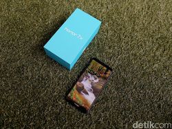 Unboxing Ponsel Honor 7X, Penantang Kuat di Kelas Menengah