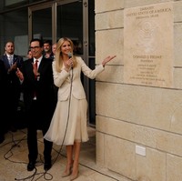 Wanita 36 tahun ini juga mengenakan sepatu dengan palet senada busana, sepasang pump shoes nude. Foto: Reuters